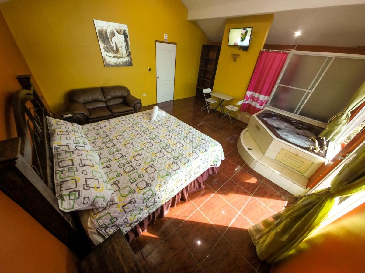Chalet Castillo El Estor ภายนอก รูปภาพ